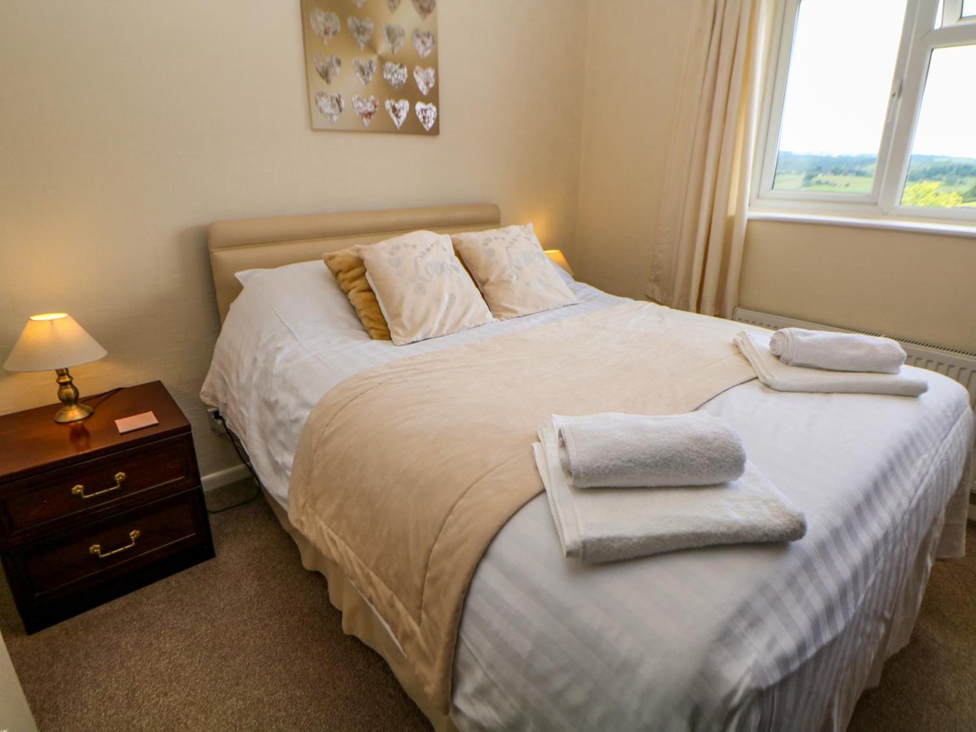 Basford View Villa Cheddleton Bagian luar foto
